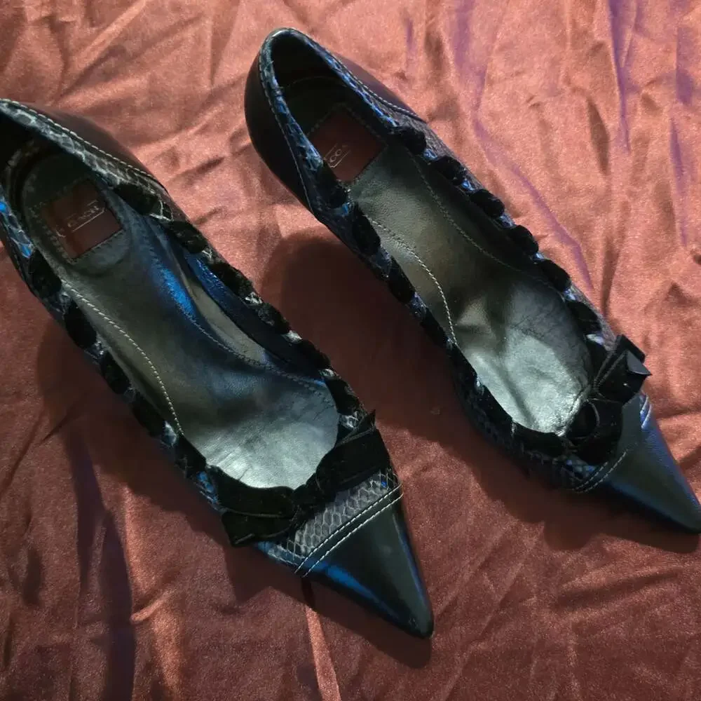 Coach P679 Sue Pointed Toe Pumps Black & Grey Snakeskin Velvet Bow Detail